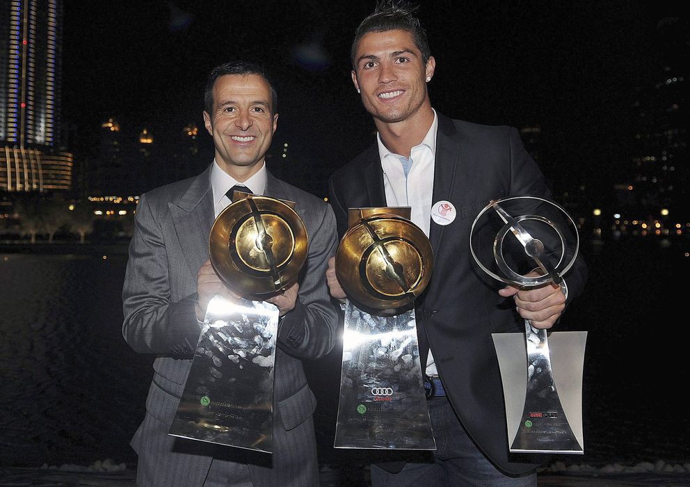 Foto: Jorge Mendes, junto a Cristiano Ronaldo en la entrega de los Globe Soccer de 2011.