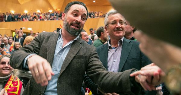Foto: El presidente de Vox, Santiago Abascal, y José Antonio Ortega Lara a su llegada al acto celebrado en el Auditorio de Zaragoza. (EFE)