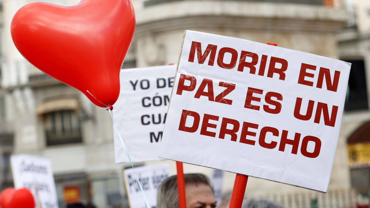 Miembros de la asociación Derecho a Morir Dignamente se concentran en la Puerta del Sol. (EFE)