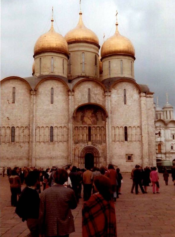 “Dentro del recinto del Kremlin, visitando las tres Catedrales de una belleza que sobrecoge. A pesar de haber solo un poco de turismo de los llamados países 'satélites', muchos cristianos rusos acudían a las iglesias”. (Cortesía)