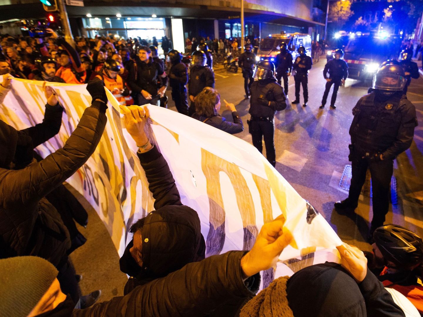 Agentes antidisturbios controlan la manifestación convocada por los CDR. (EFE)