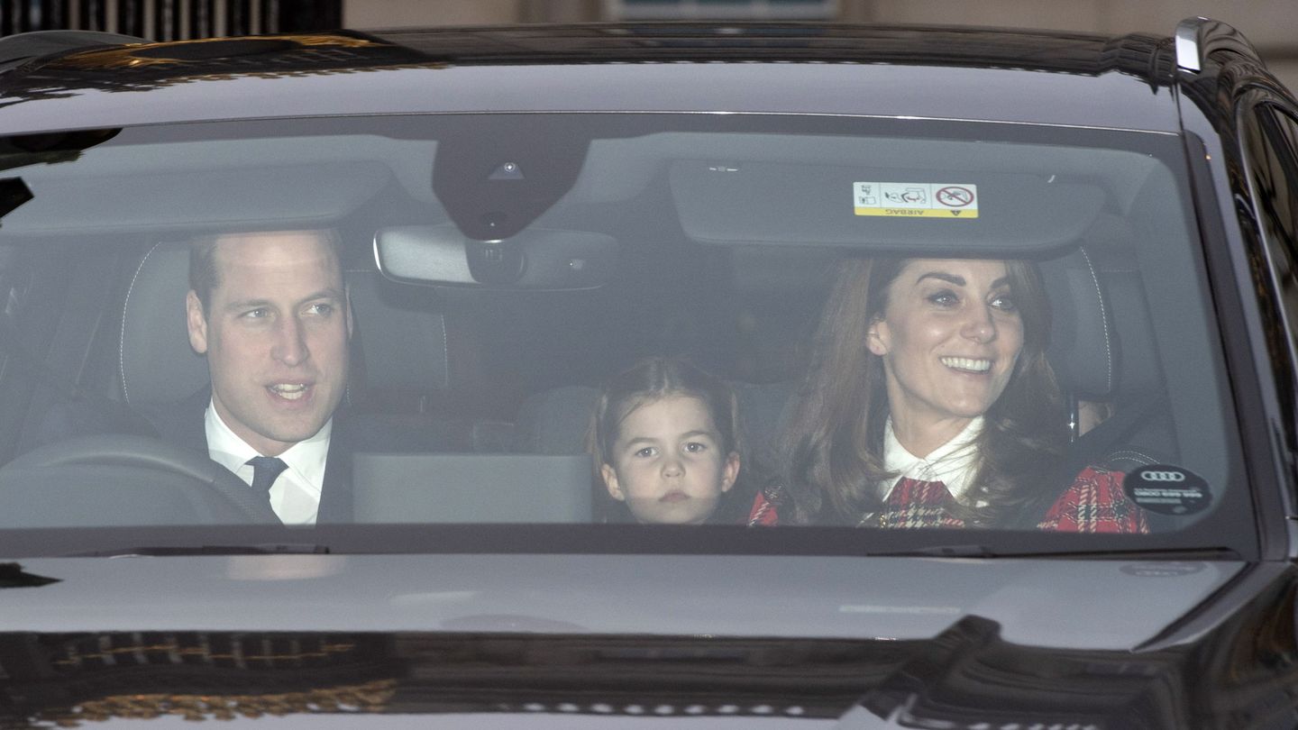 Kate Middleton, junto al príncipe Guillermo y Charlotte tras el almuerzo en Buckingham. (Reuters)