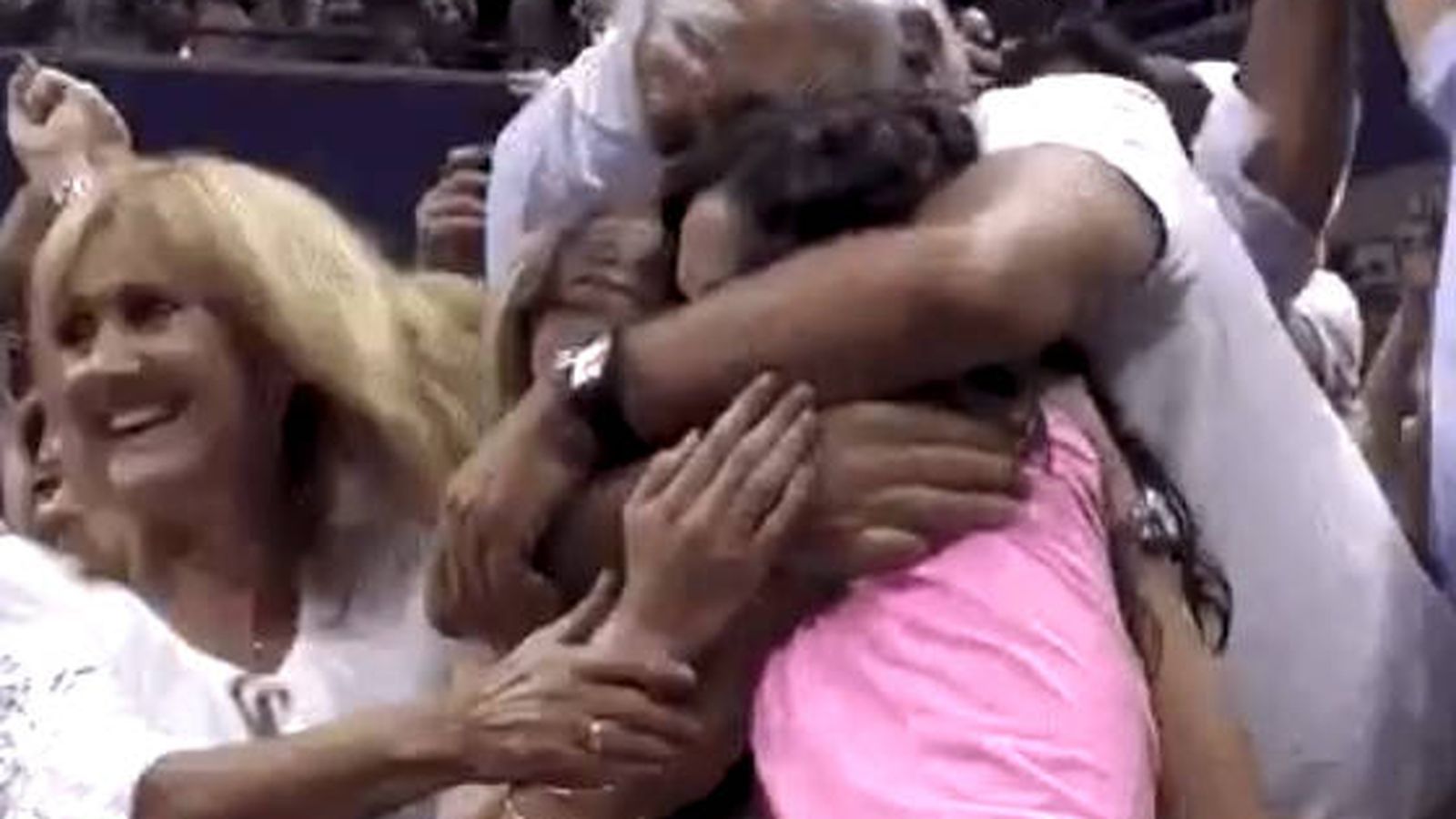 Foto: La familia de Rafa Nadal se abraza tras la victoria del español en el US Open (Foto: Twitter)