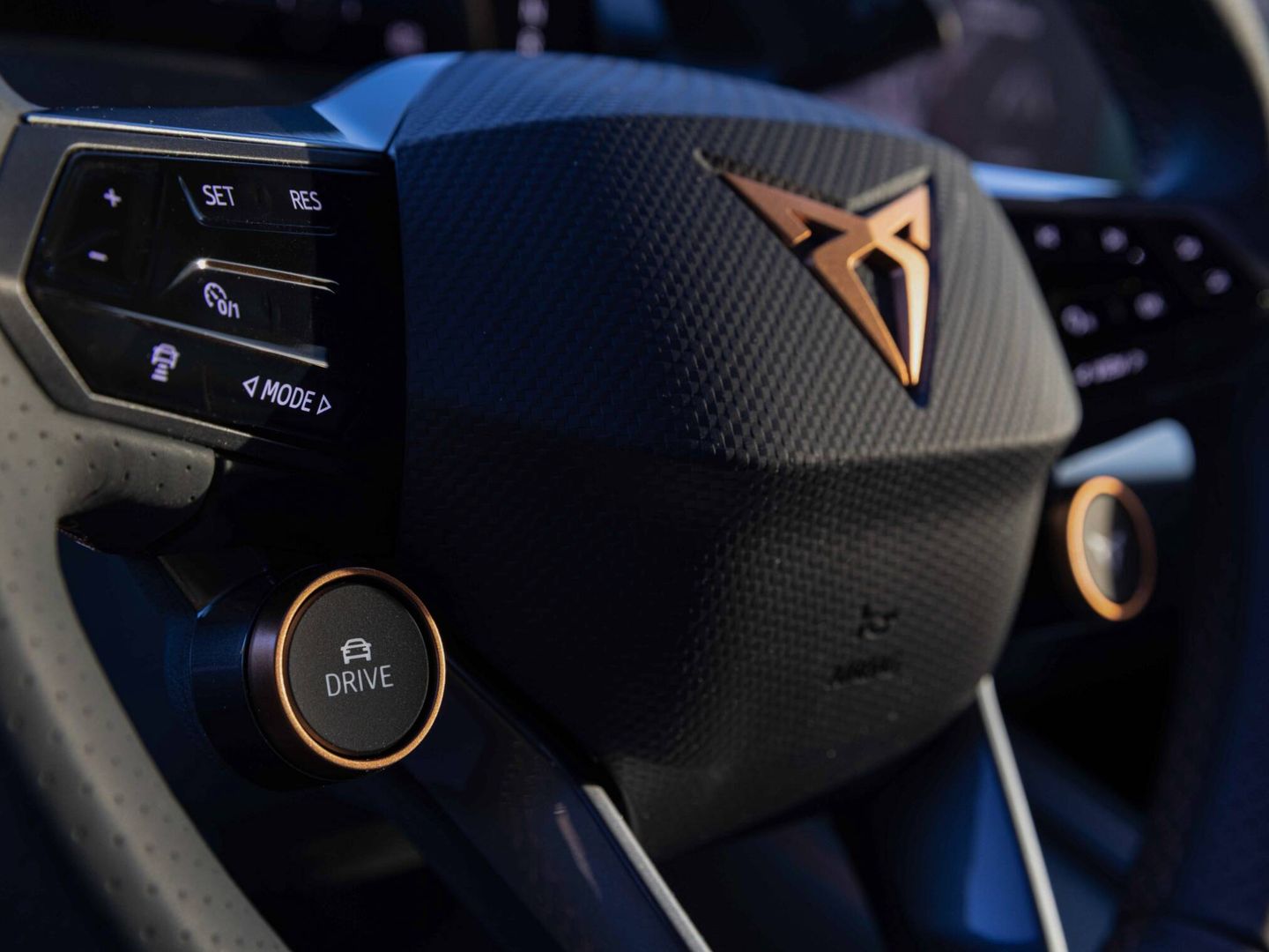 Algunos coches combinan mandos tradicionales, más prácticos, con botones táctiles.