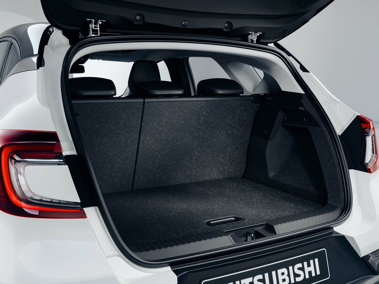 Mitsubishi ha homologado 401 litros de maletero, pero en las versiones híbridas se reduce.