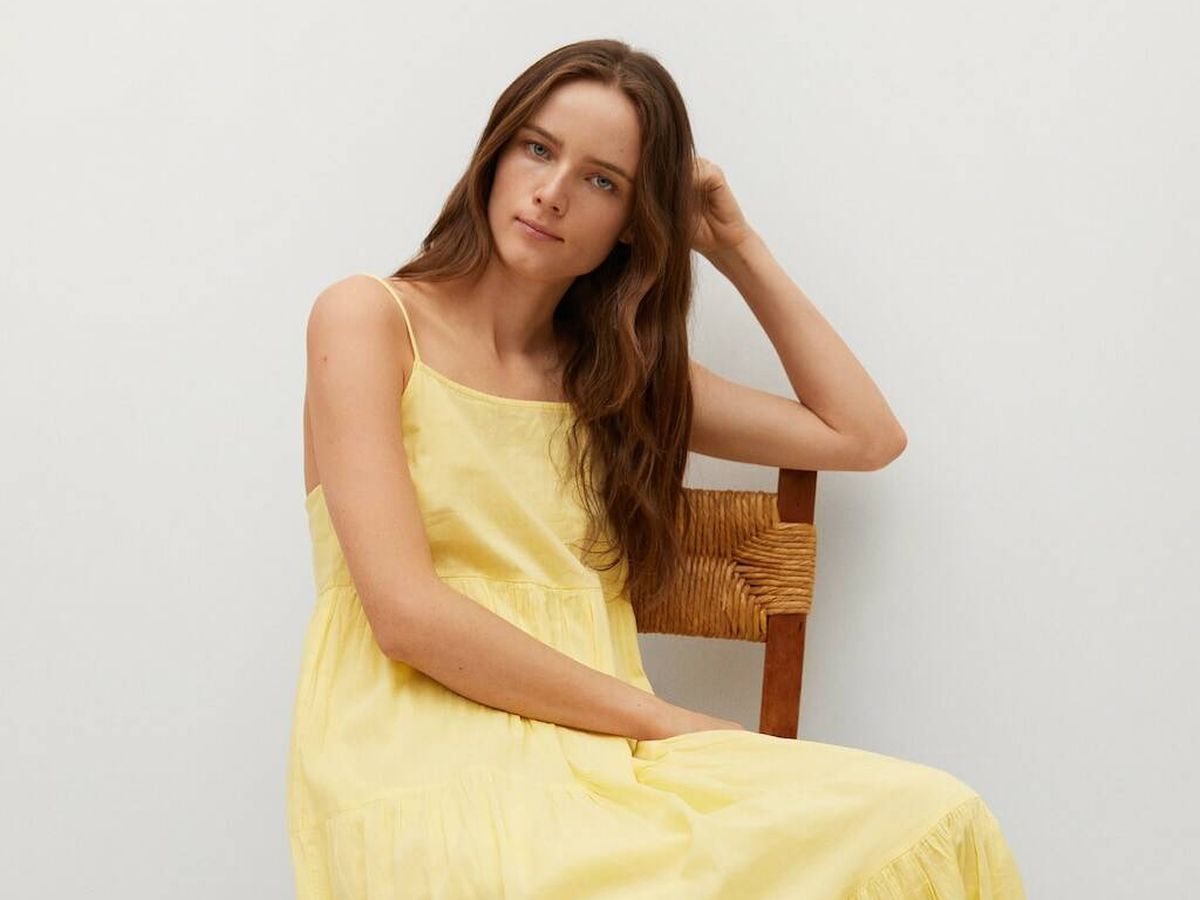 Foto: Mango nos propone varios complementos en amarillo, como este vestido largo de verano. (Cortesía)