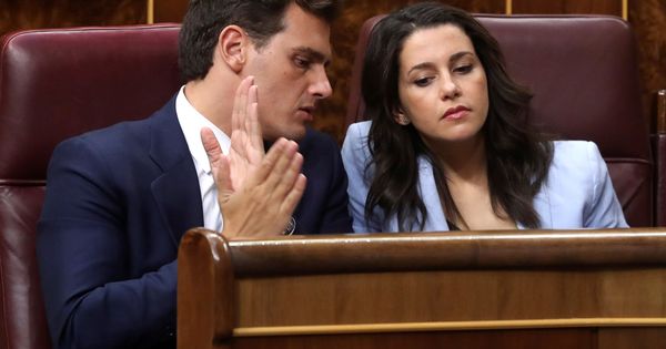 Foto: Albert Rivera e Inés Arrimadas, en sus escaños del Congreso de los Diputados. (EFE)
