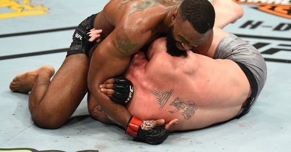 Foto: Woodley estrangulando a Darren Till. (@UFC)