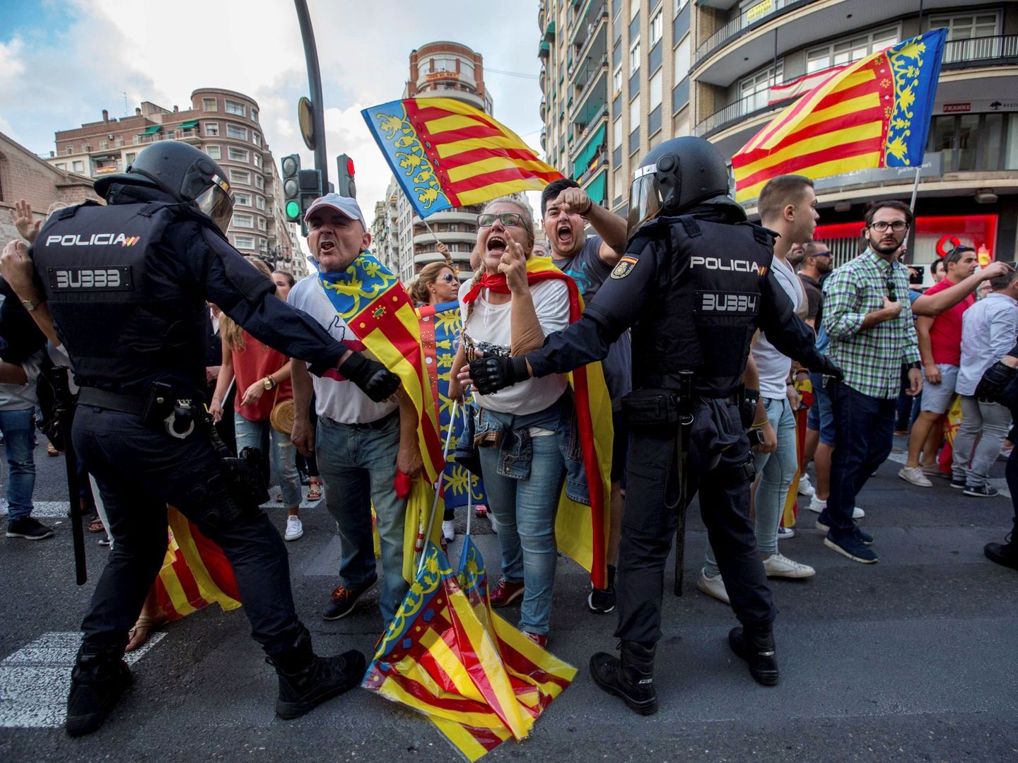 La policía ha tenido que proteger a los manifestantes en Valencia. (EFE)