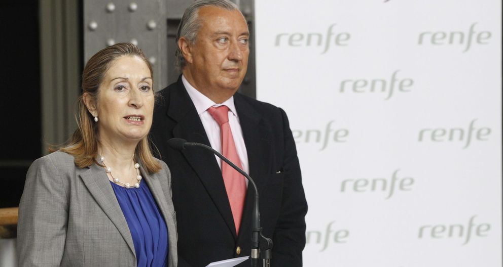 La ministra de Fomento, Ana Pastor (i), junto al presidente de Renfe, Julio Gómez-Pomar. (EFE)
