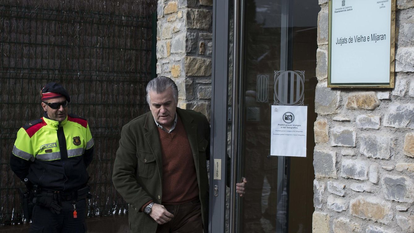 Foto: El extesorero del PP Luis Bárcenas, a su salida del juzgado de Vielha, Lleida (EFE)