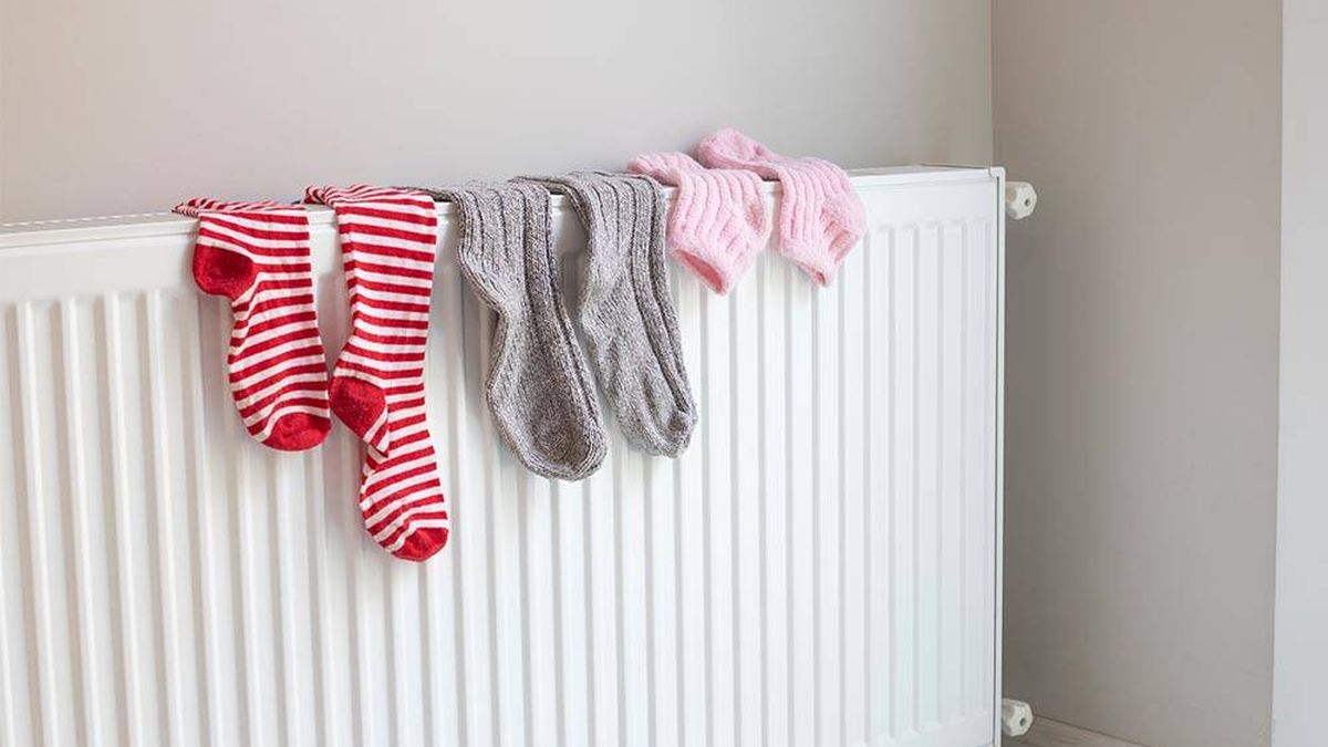 ¿Es malo secar la ropa en el radiador? Los expertos lo tienen claro