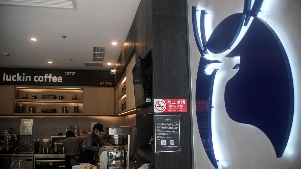 Nasdaq expulsa de su bolsa al 'Starbucks chino' por falsear las cuentas