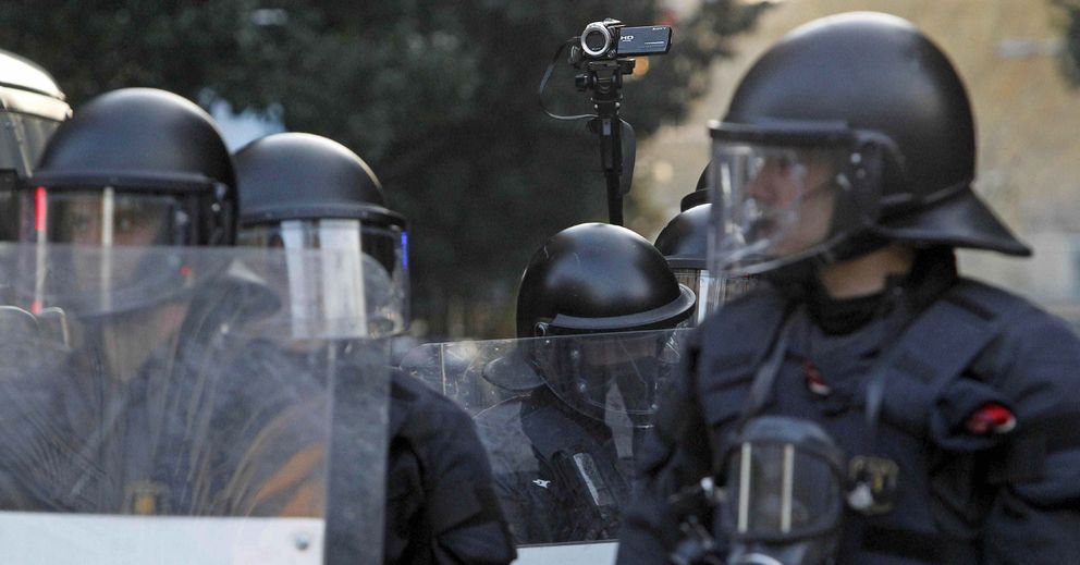 Una cámara de los Mossos d'Esquadra graba incidentes ocurridos en Barcelona. (EFE)