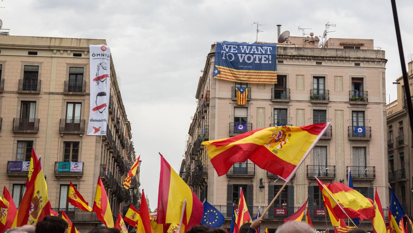 Las banderas de España se mezclan con las pancartas soberanistas de los edificios. (David Brunat) 