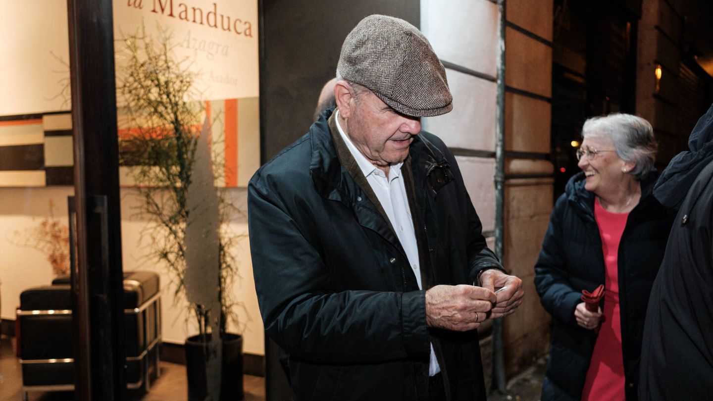 Manuel Chaves sale del restaurante La Manduca de Azagra. (Sergio Beleña)