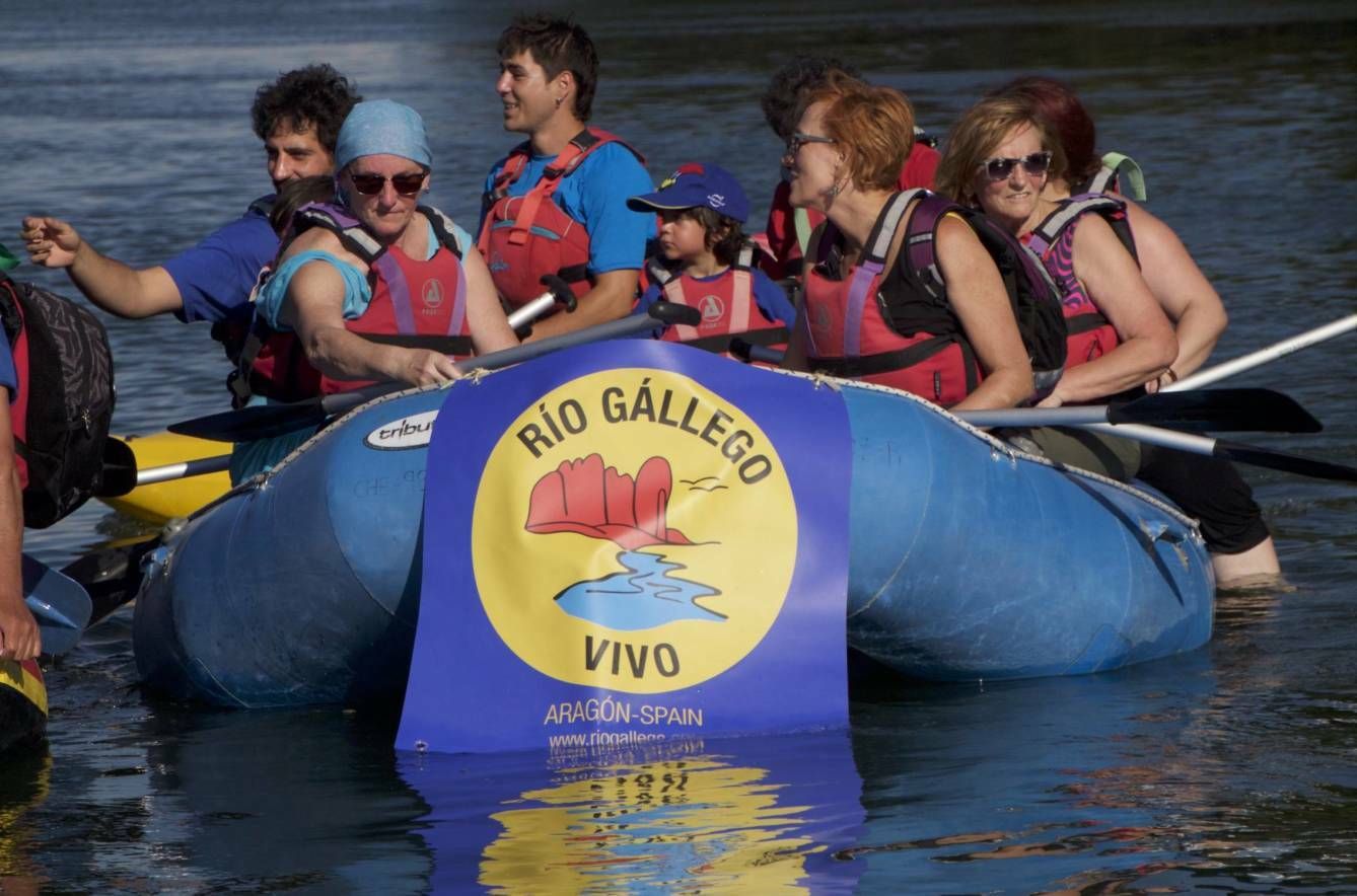 Protesta en el Ebro que simboliza la bajada de las alegaciones contra el proyecto. (P. P. A.)
