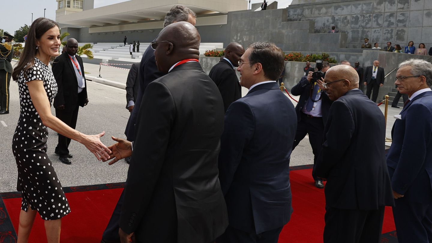 La reina Letizia saluda al ministro de Asuntos Exteriores de Angola, Téte António, junto al ministro español de Asuntos Exteriores, Unión Europea y Cooperación, José Manuel Albares. (EFE/Luis Tejido)