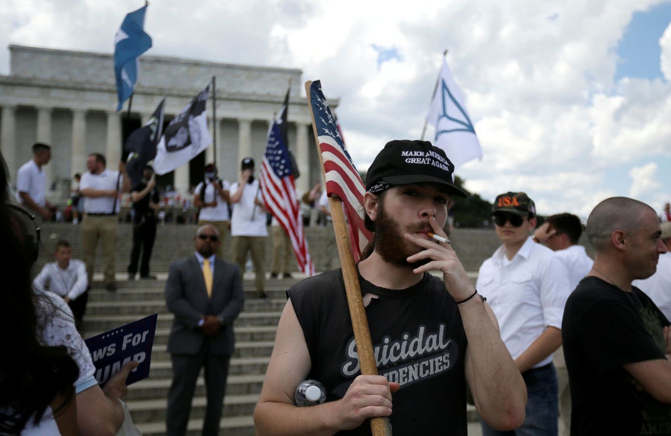 Un manifestante fuma durante un mitin en el Lincoln Memorial en Washington,el 25 de junio de 2017. (Reuters)