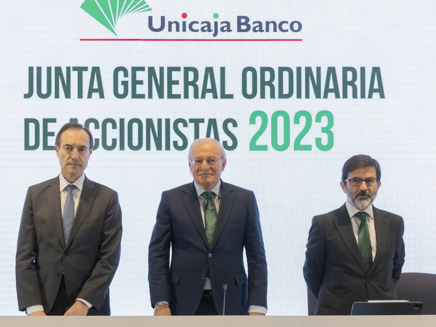 Manuel Menéndez, CEO de Unicaja, Manuela Azuaga, presidente, y Vicente Orti, vicesecretario no consejero.