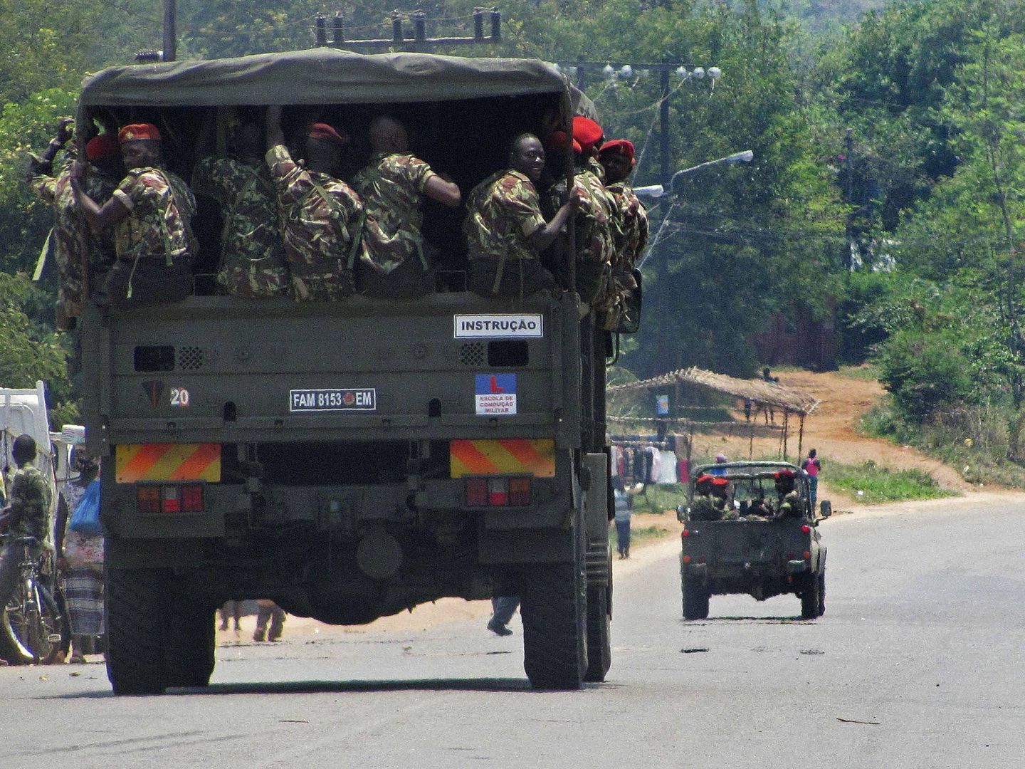 Soldados del Ejército de Mozambique durante una patrulla en 2013. (EFE)