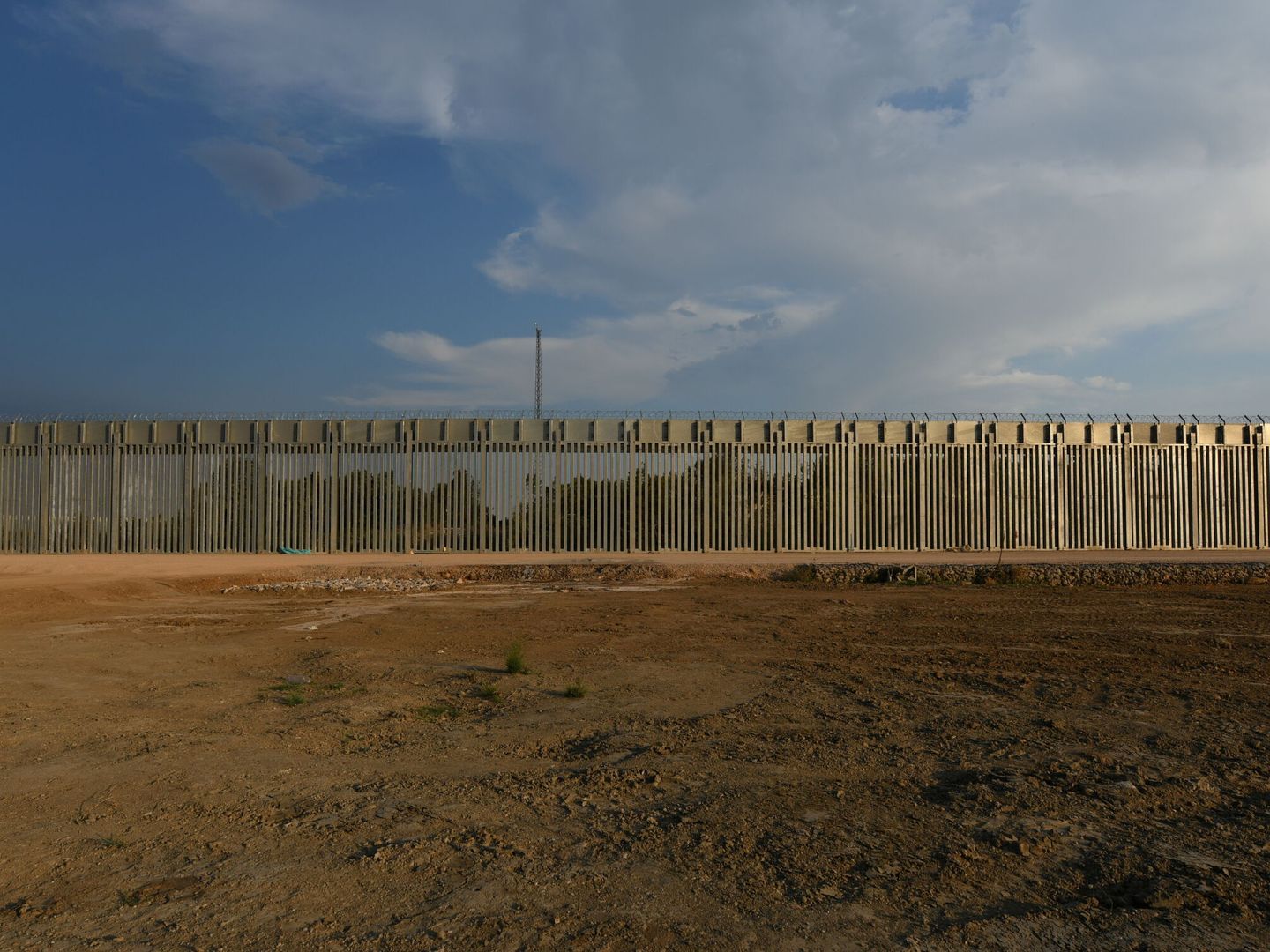 Vista de la valla construida contrarreloj en la frontera con Turquía. (Reuters)