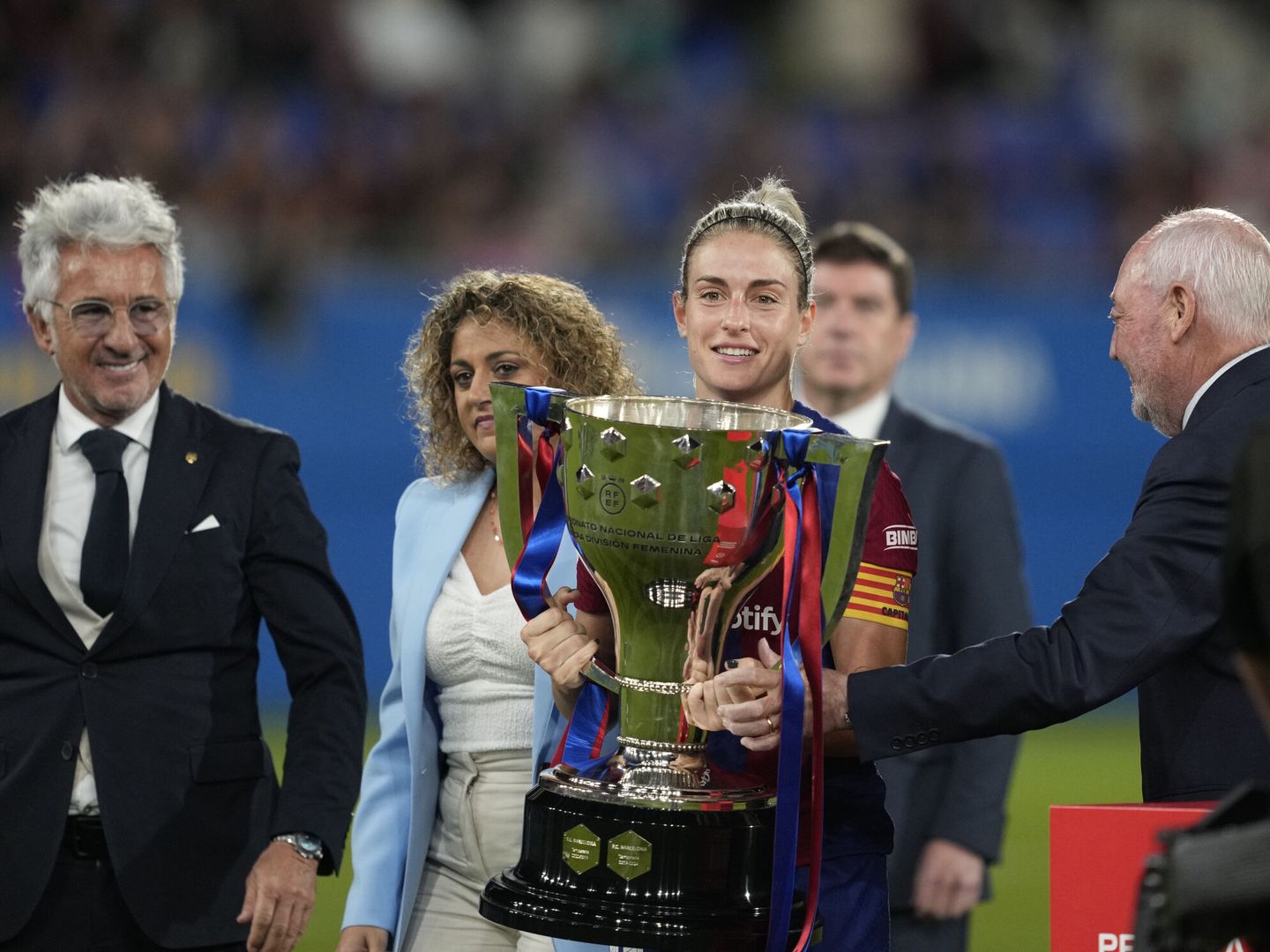 Alexia Putellas recibe la copa de la Liga F de manos de Joan Soteras. (EFE/ Alejandro García) 