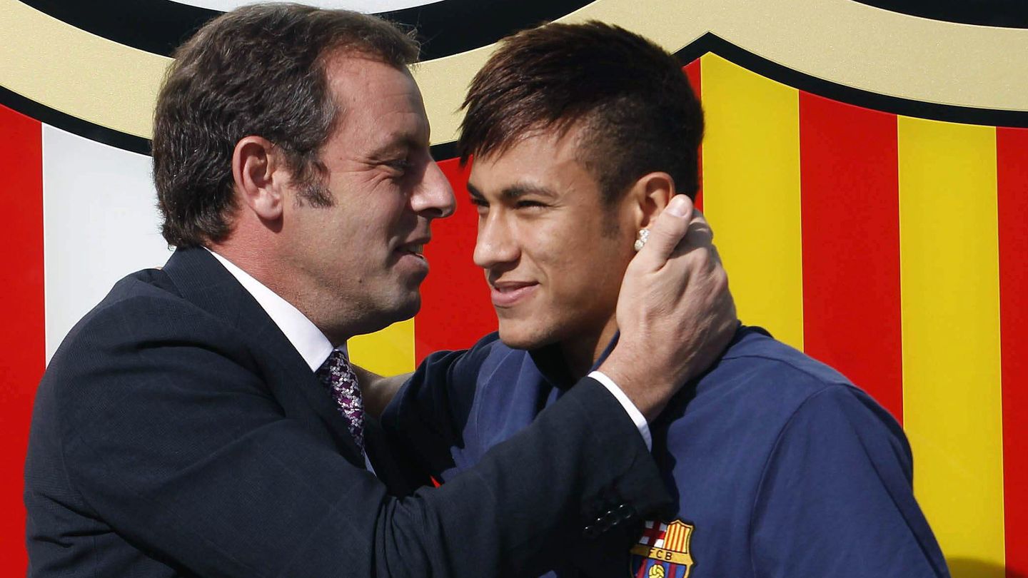 Rosell y Neymar, en la llegada del brasileño al Camp Nou. (EFE/Albert Olivé)