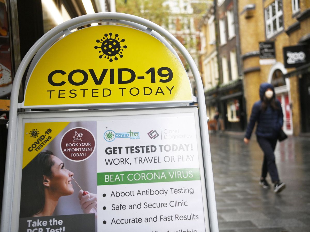 Foto: Una tienda ofrece test de coronavirus en Londres, Reino Unido. (EFE)