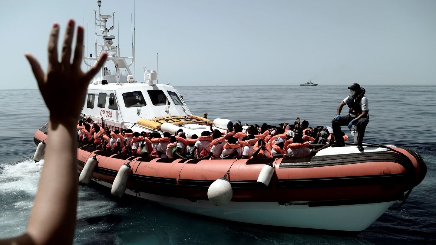 629 inmigrantes subsaharianos rescatados en el Mediterráneo por el buque Aquarius, transferidos a una patrullera de la Guardia Costera italiana | SOS Mediterranée/EFE