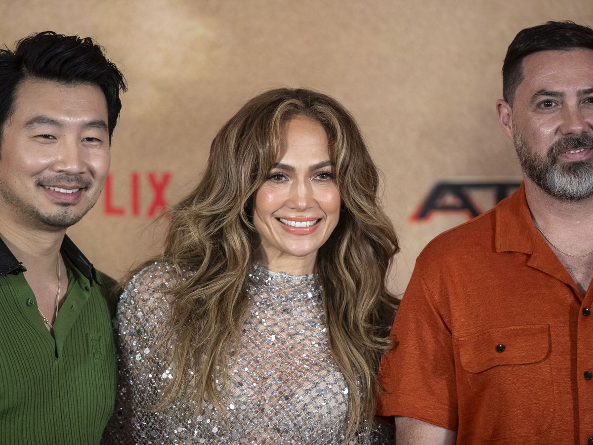 Foto: El actor chino-canadiense Simu Liu, Jennifer Lopez y el director Brad Peyton, en México. (EFE / Isaac Esquivel)