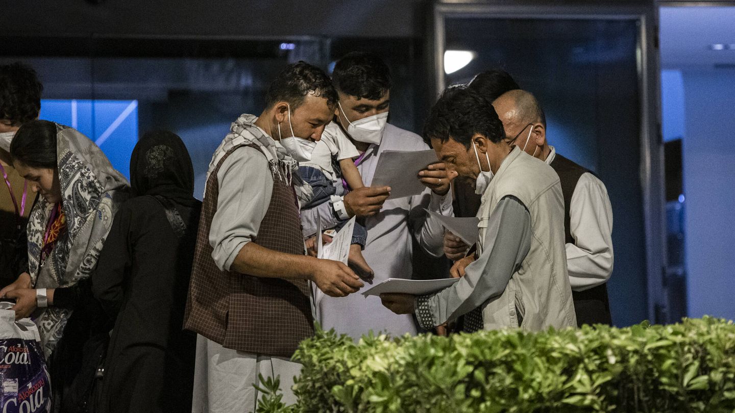 Refugiados afganos llegan a un hotel de Madrid. (EC)