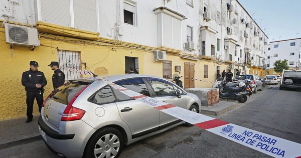 Foto: Agentes de la Policía Nacional en el barrio de los Pajaritos de Sevilla. (EFE)