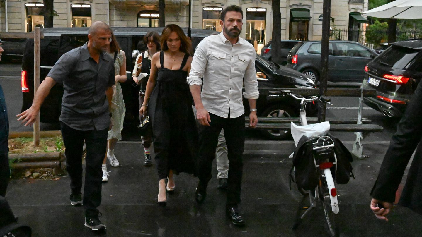Jennifer Lopez y Ben Affleck, en una de sus primeras apariciones en París. (Gtres)