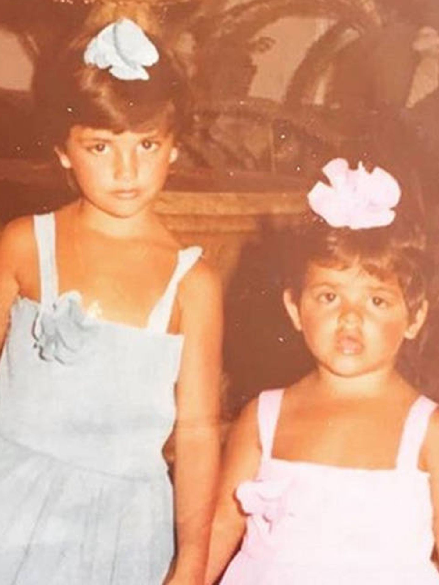 Mónica y Penélope Cruz en una imagen de su infancia. (Instagram/@monicacruz)