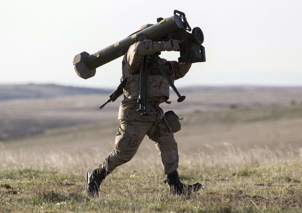 Foto: Un suboficial de caballería transporta un sistema de lanzamiento de misiles anticarro Spike. (EFE)