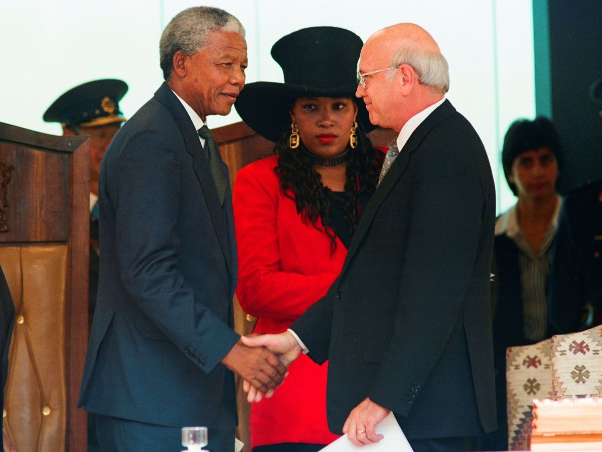 Foto: Nelson Mandela (izq.) estrecha la mano de Frederik Willem de Klerk. (Reuters/Peter Andrews)