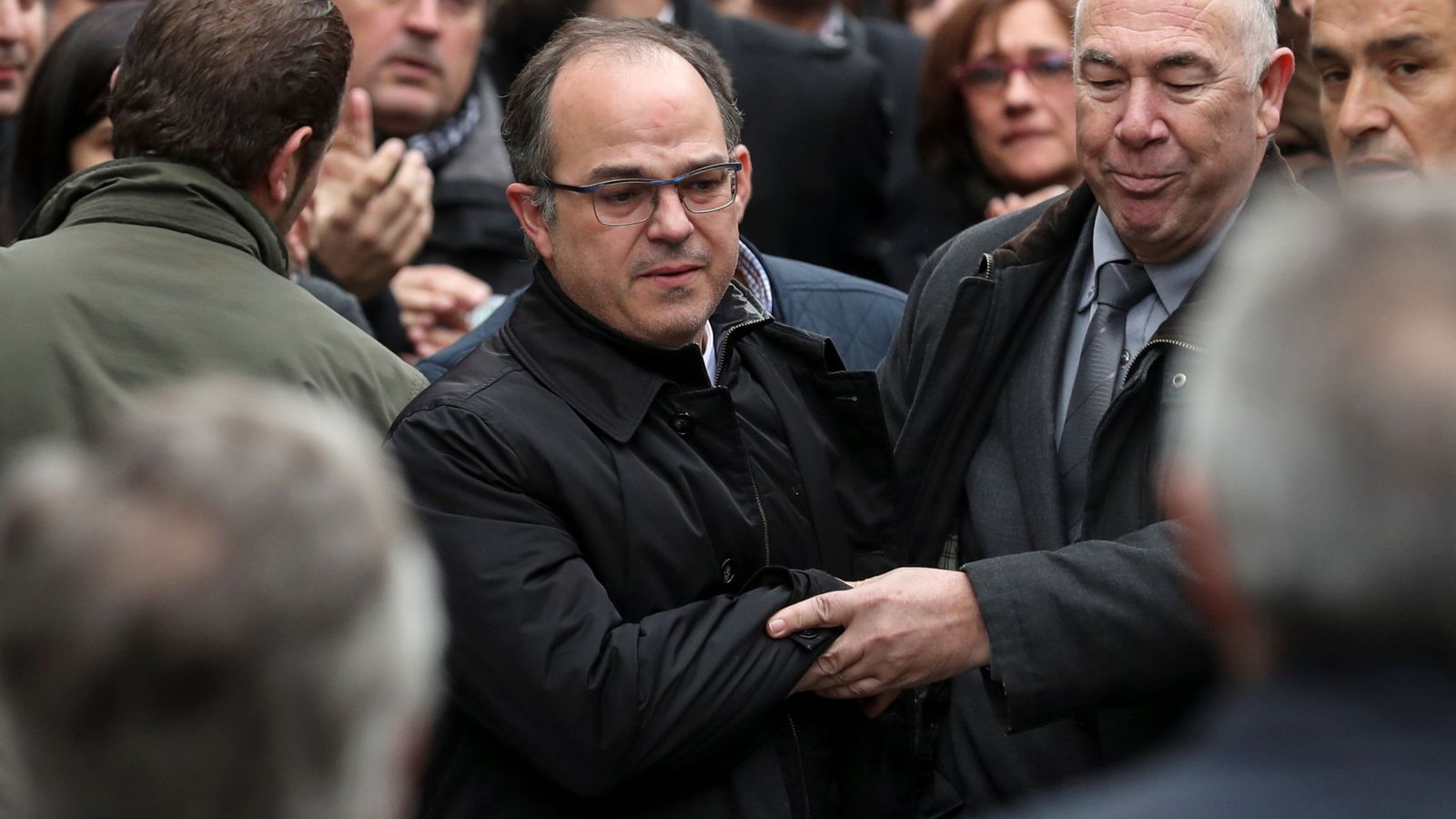Foto:  El exconseller, Jordi Turull, momentos antes de recibir la notificación del juez. (Reuters)