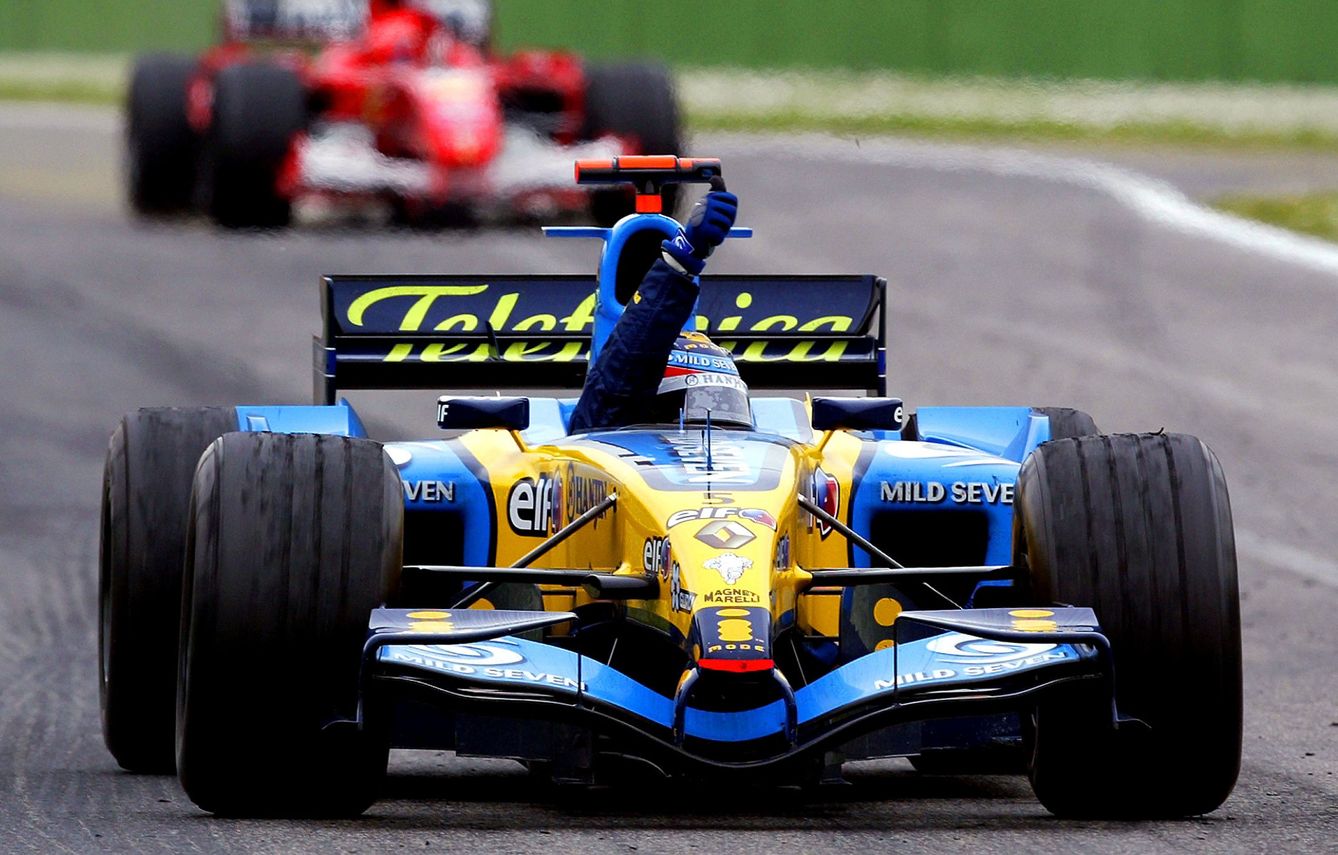 Fernando Alonso celebra su famosa victoria en Imola frente a Michael Schumacher. (Reuters)