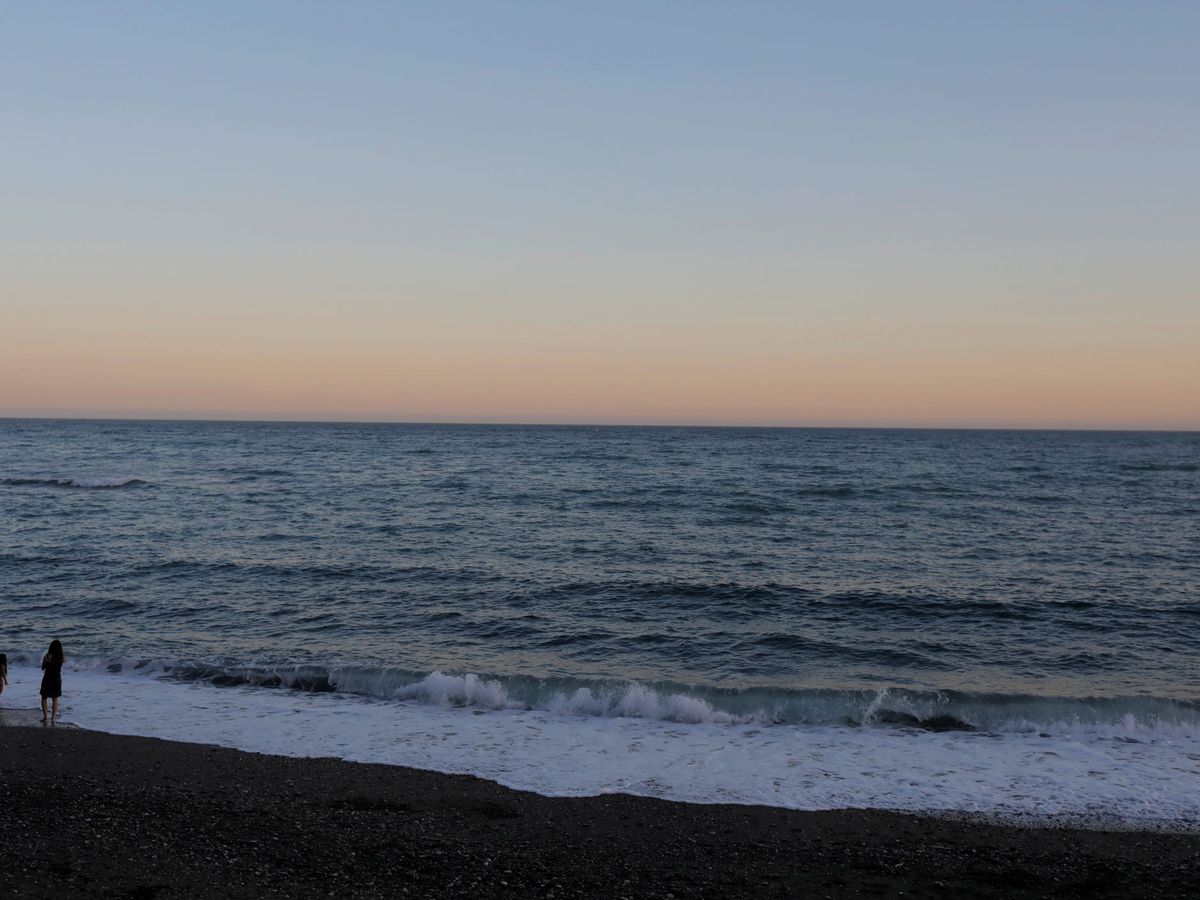 Foto: Atardecer en una playa de Málaga. (Reuters)