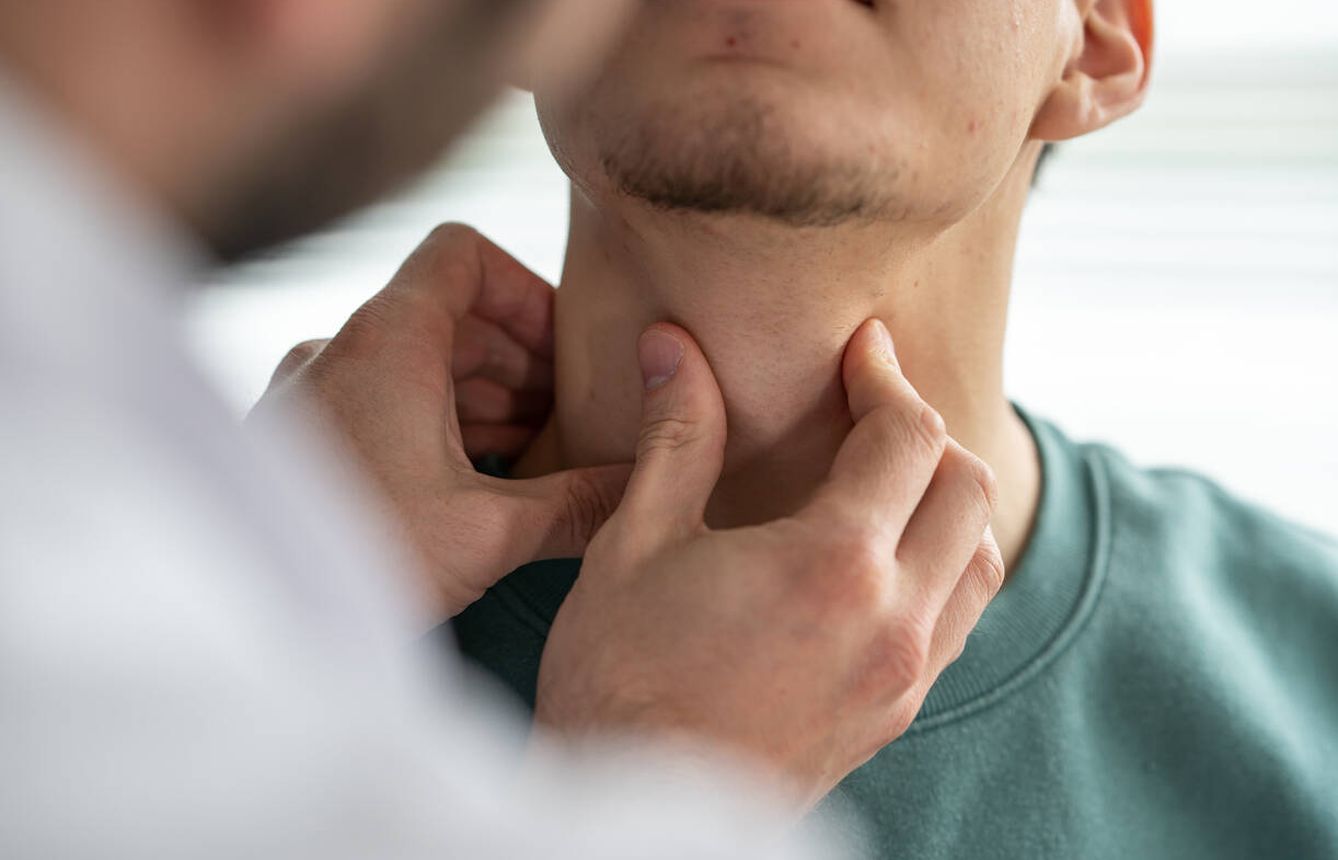 La palpación de la tiroides es lo primero que realizará el médico. (iStock)