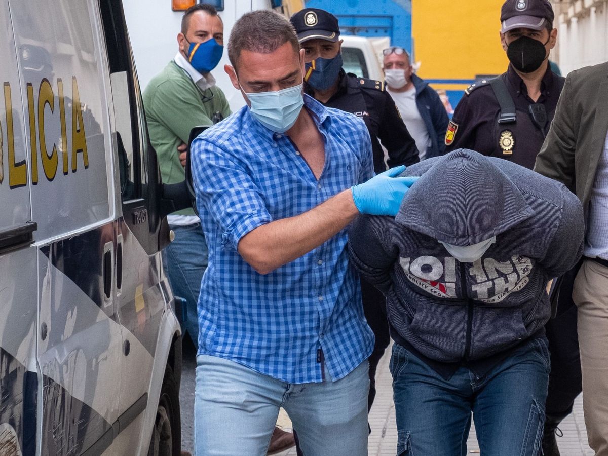Foto: Agentes de la Policía Nacional trasladan al acusado. (EFE/Julián Pérez)