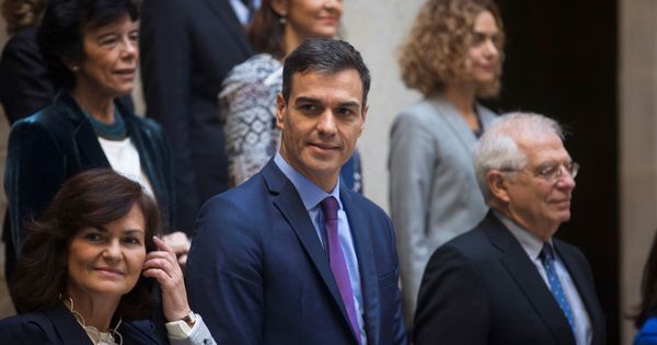 Foto: Pedro Sánchez, con su Gabinete, antes de la reunión del Consejo de Ministros en la Llotja de Mar, este 21 de diciembre. (EFE)