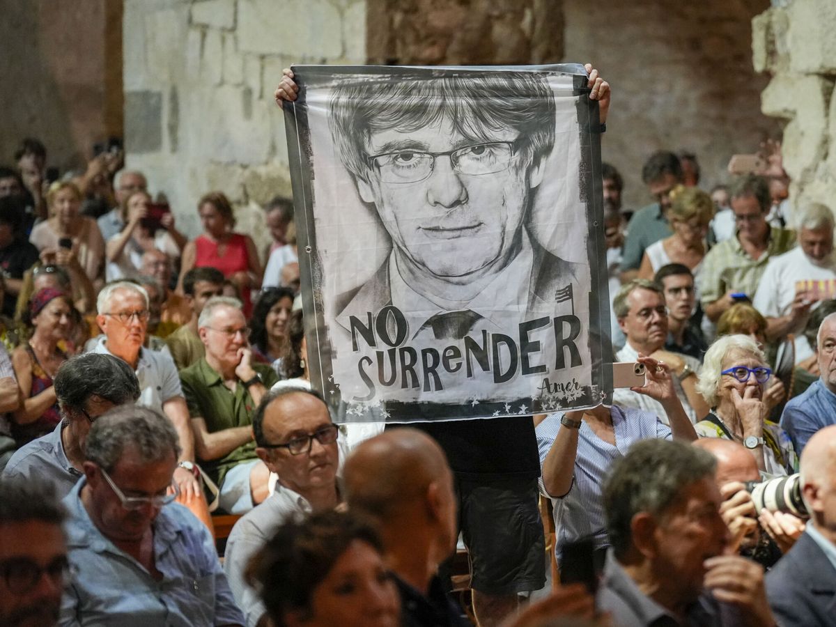 Foto: Una pancarta de Puigdemont en el homenaje a Pau Casals. (EFE/David Borrat)