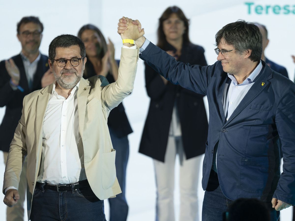 Foto: Jordi Sànchez y Carles Puigdemont, durante el segundo congreso de JxCAT. (EFE/David Borrat)