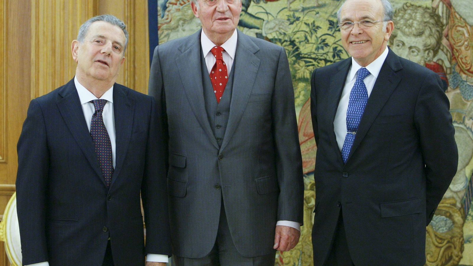 Foto: Fotografía de archivo del Rey Emérito, Javier Godó e Isidro Fainé. (EFE)