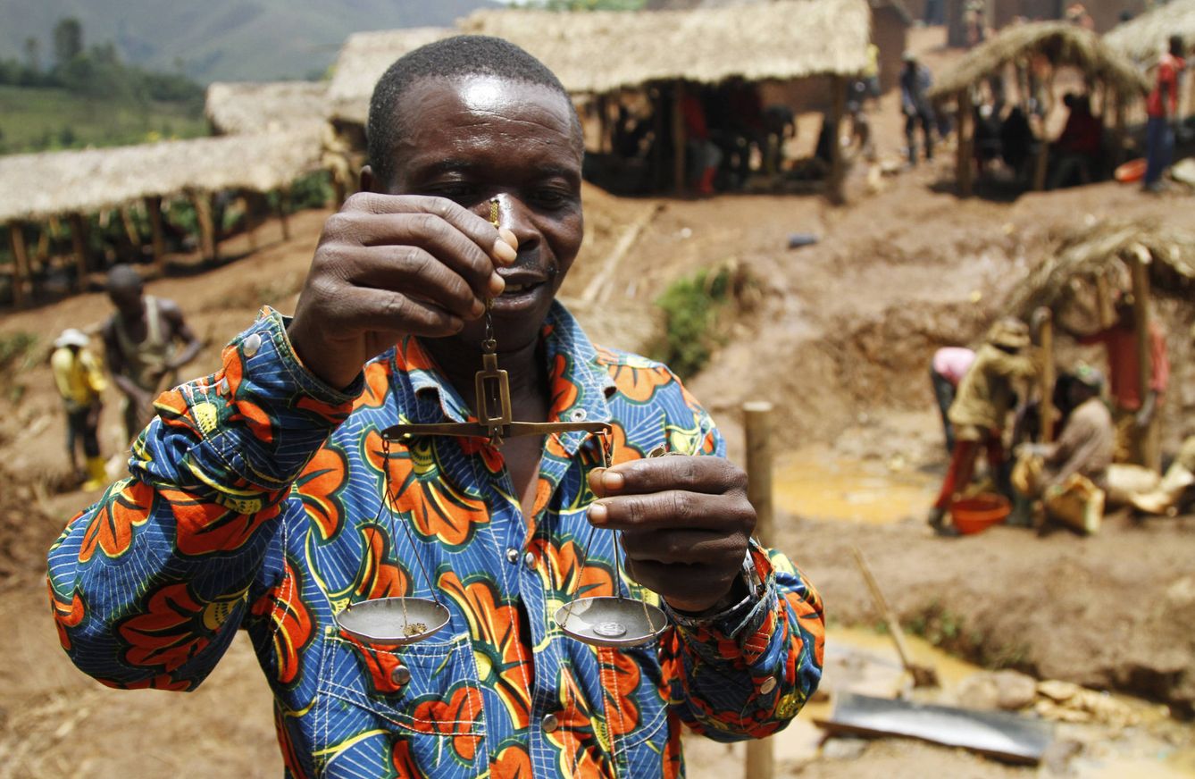 Foto: Un intermediario pesa pepitas de oro en una mina ilegal en Walungu, República Democrática del Congo (Reuters).