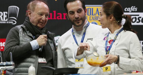 Foto: El presidente de Madrid Fusión, José Carlos Capel (i), junto al cocinero Mario Sandoval y Carmen Carro en Madrid Fusión 2017. (EFE)