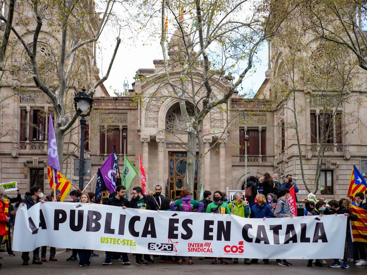 Foto: Un grupo de manifestantes en Barcelona. (EFE/Enric Fontcuberta)