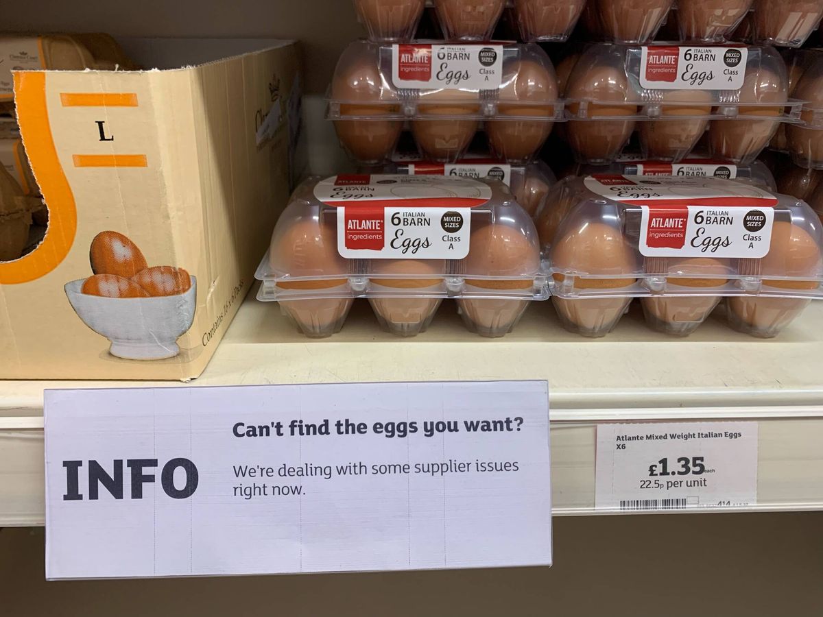 Foto: Estanterías en un supermercado de Reino Unido. (C. M.)